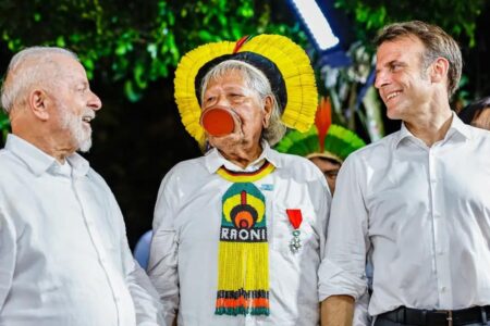 Cacique Raoni recebe honraria de Macron e pede demarcações a Lula