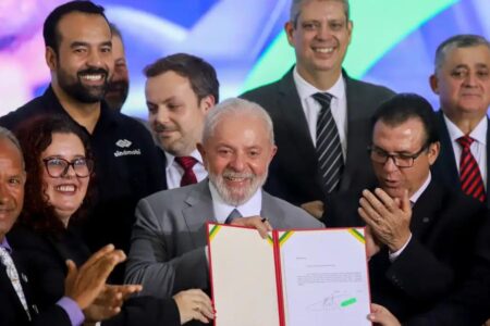 Lula assina projeto que regula atividade de motoristas de aplicativo