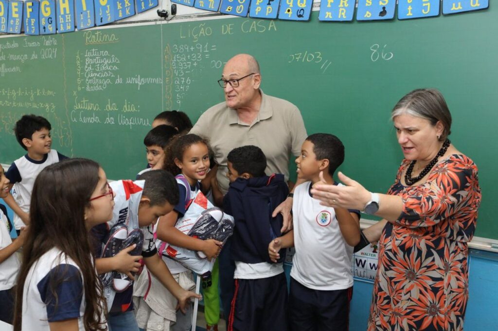 Muita festa marca entrega de uniformes em escolas da região Leste de Diadema