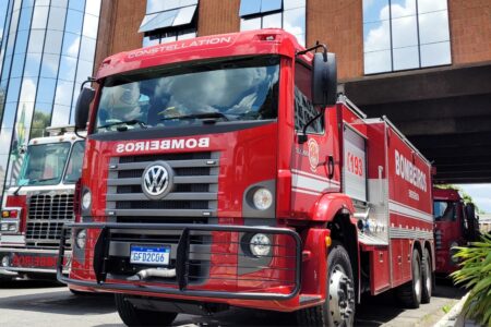 Corpo de Bombeiros resgata homem que fazia manutenção em caixa d'água no Bairro Santo Antônio, em São Caetano