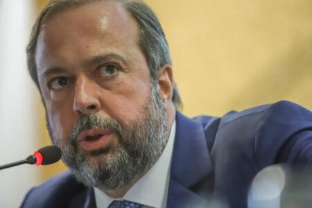 Ministro quer modernização de contratos com distribuidoras de energia