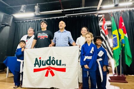 Ribeirão Pires entrega kimonos para alunos de judô do CEU Quarta Divisão