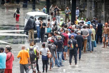 Vereadora denuncia PM por impedir doação de comida à população de rua