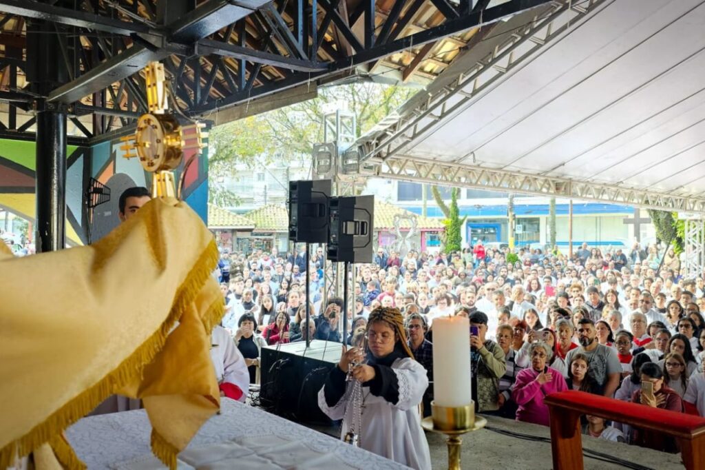 Com tradicional tapete e missa, Corpus Christi reúne 5 mil fiéis em Ribeirão Pires
