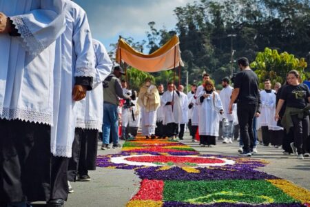 Com tradicional tapete e missa, Corpus Christi reúne 5 mil fiéis em Ribeirão Pires