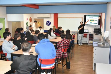 Estudantes esclarecem dúvidas durante encontro profissional do Singular