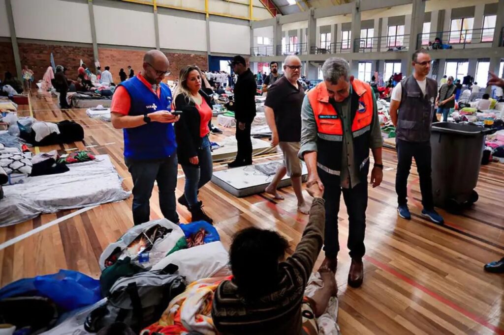 Quase 70 mil pessoas estão em abrigos gaúchos devido às fortes chuvas