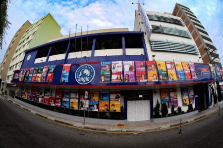 Singular promove seleção de plantonista e corretor de redação