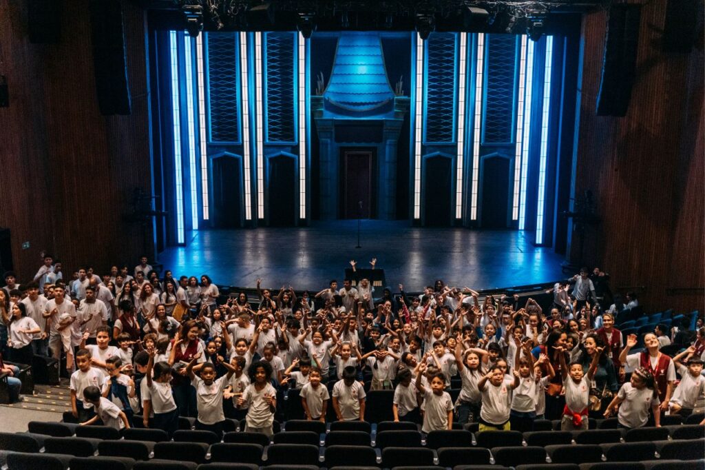 600 crianças participam de sessão social de "Cantando na Chuva" com patrocínio da Autostar