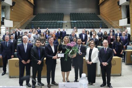 APAS recebe colar de honra ao mérito em solene presidida pela deputada Carla Morando