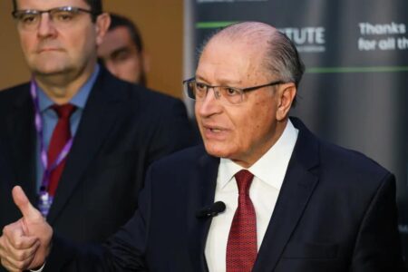 Alckmin diz que governo tem “absoluta confiança” de que dólar vai cair