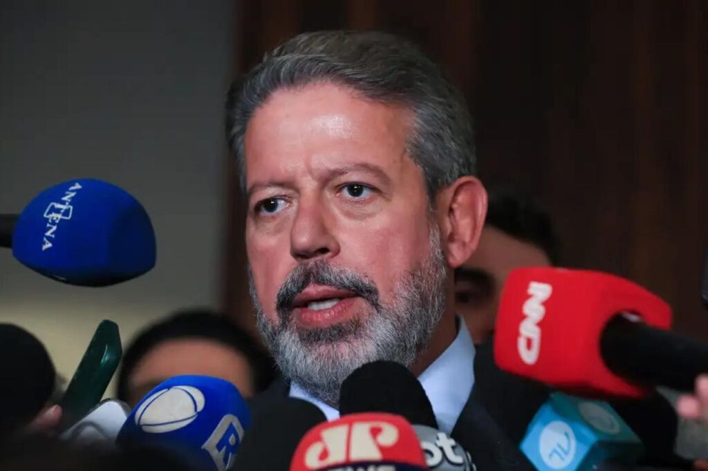 Arthur Lira convoca comissão para debater projeto que equipara aborto a homicídio