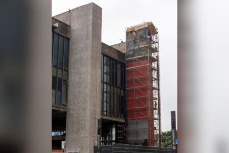 Batizado de AkzoNobel Interfine 878 Vermelho MASP, museu cartão postal de São Paulo retoma o tom característico de suas pilastras