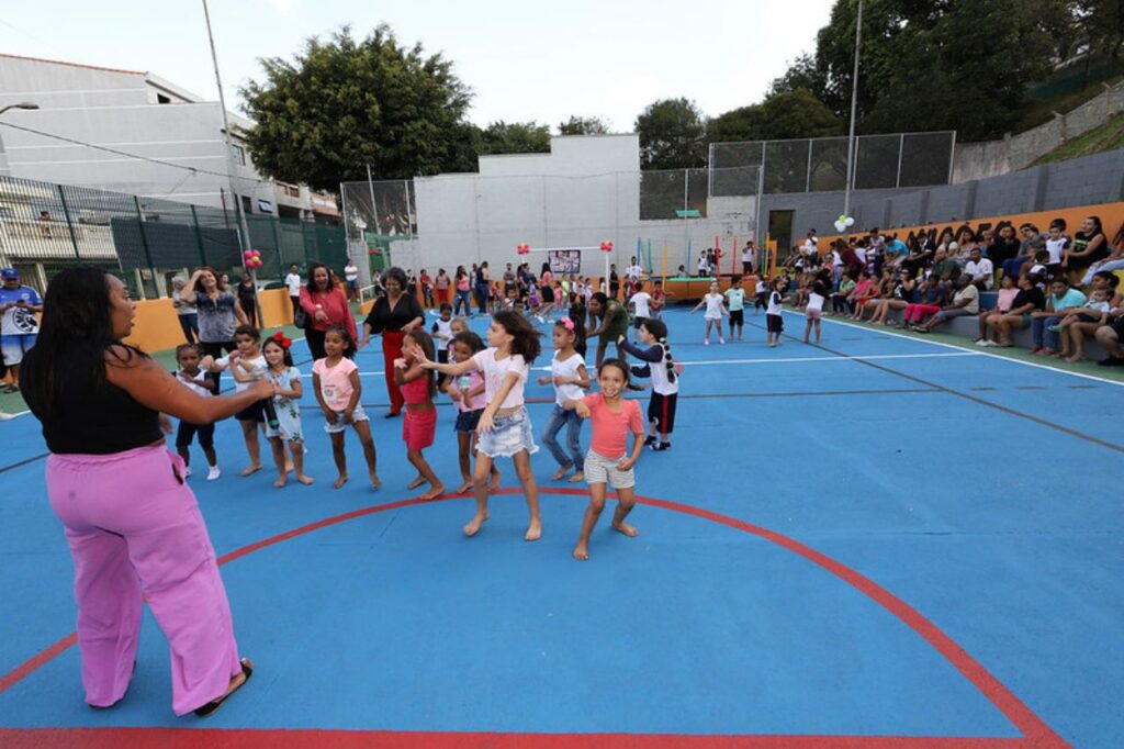 Diadema entrega reforma de quadra da Emeb Henfil com festa