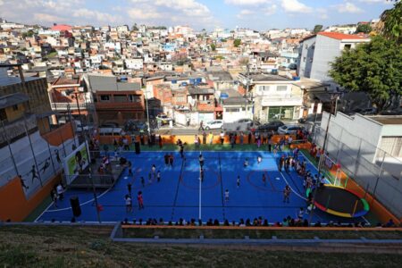 Diadema entrega reforma de quadra da Emeb Henfil com festa