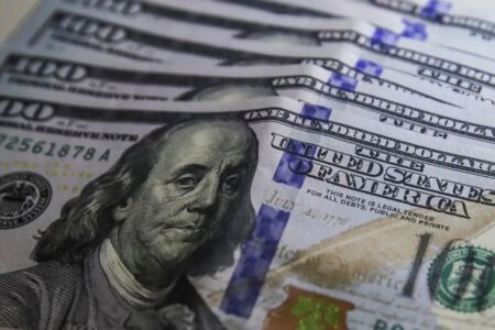 Dólar sobe para R$ 5,44 à espera de reunião do Copom