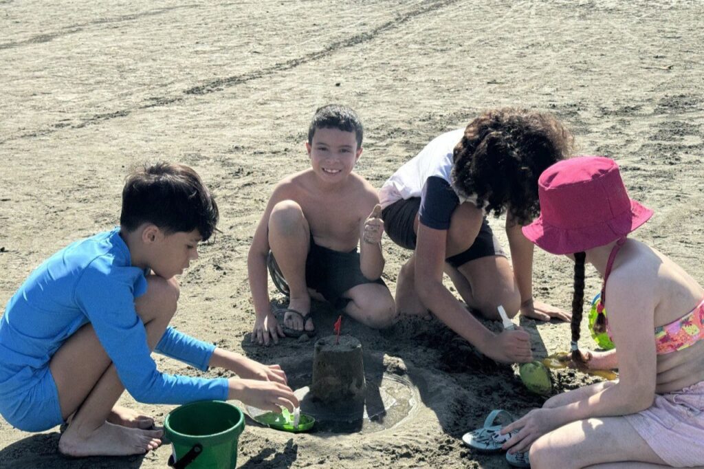 Estudantes de Diadema vivem dia de diversão na praia