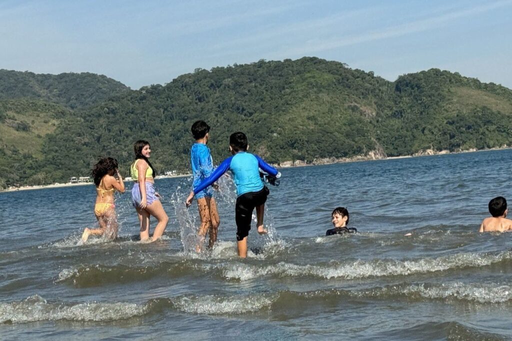 Estudantes de Diadema vivem dia de diversão na praia