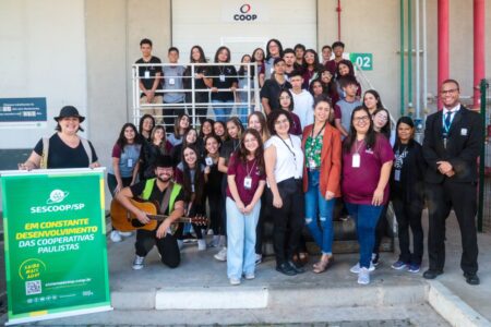 Estudantes visitam loja e centro logístico da COOP