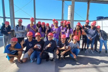 Jovens do programa Adolescente Aprendiz visitam CEU de Diadema