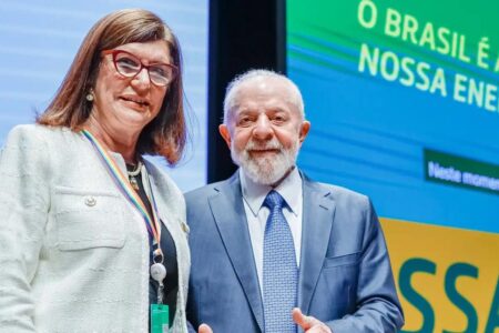 Lula defende Petrobras lucrativa e líder da transição energética