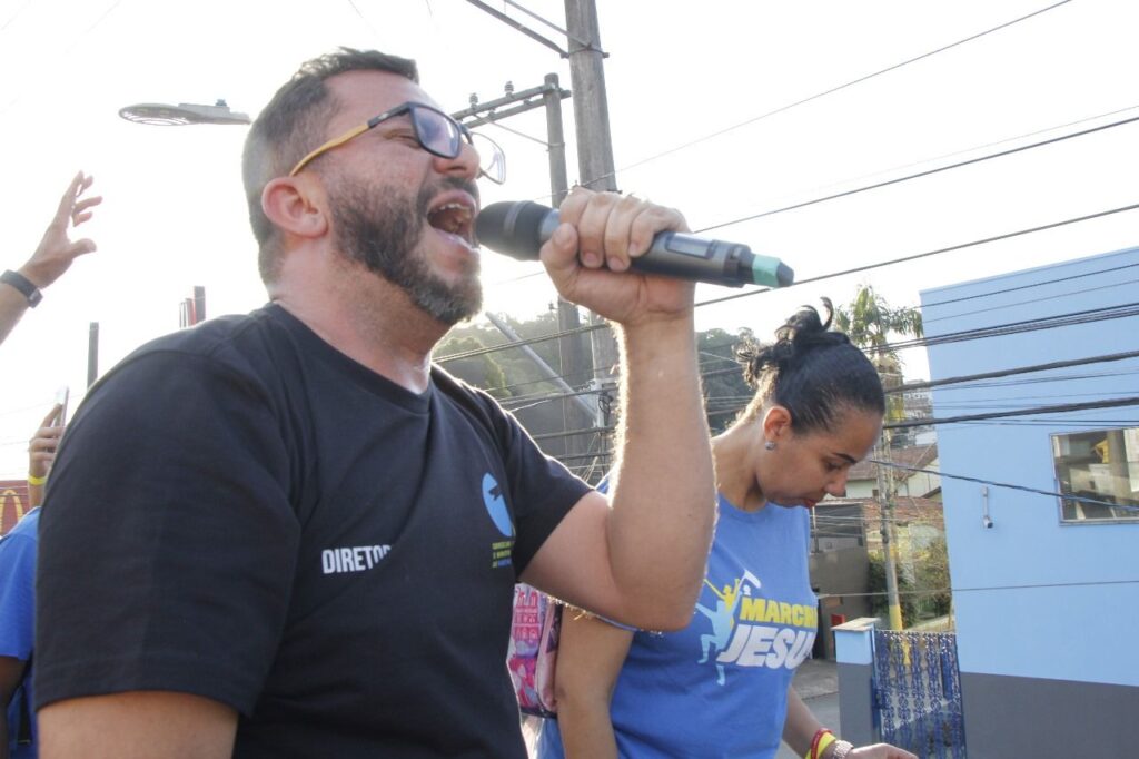 Marcha para Jesus reúne multidão em Ribeirão Pires com show de Lukas Agustinho