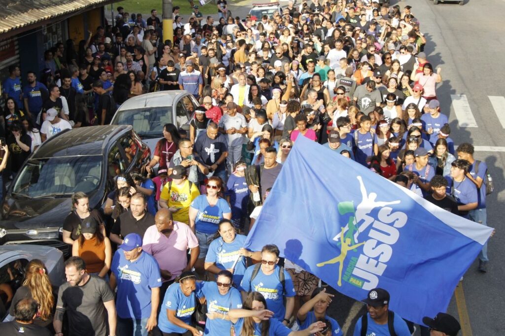 Marcha para Jesus reúne multidão em Ribeirão Pires com show de Lukas Agustinho