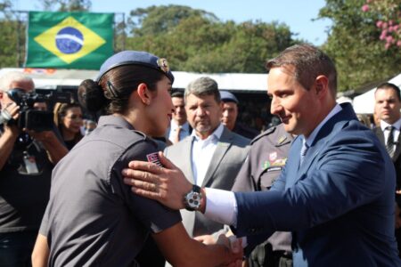 Mulher passa em 1° lugar da turma entre mais de mil soldados