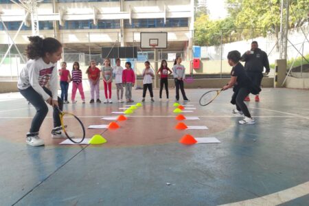 No mês em que se comemora o dia do tenista, Instituto CADES celebra projeto que democratiza o esporte em escolas públicas