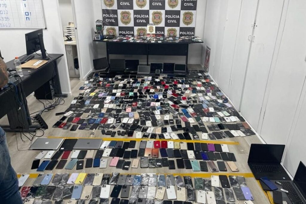 Os furtos e roubos de celular na capital paulista caíram 27% nos quatro primeiros meses do ano, na comparação com o mesmo período de 2023. Foram mais de 15 mil ocorrências a menos no primeiro quad