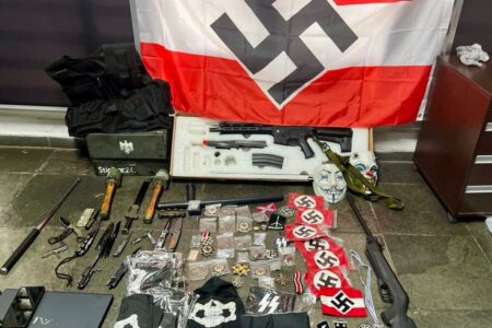 Polícia Civil apreende materiais e armas com símbolos nazistas em condomínio de SP