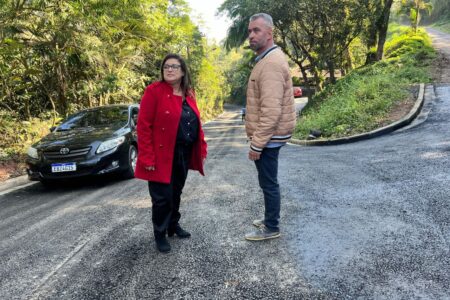 Prefeita Penha Fumagalli vistoria obra de pavimentação da Rua Campos Sales, no Parque do Governador