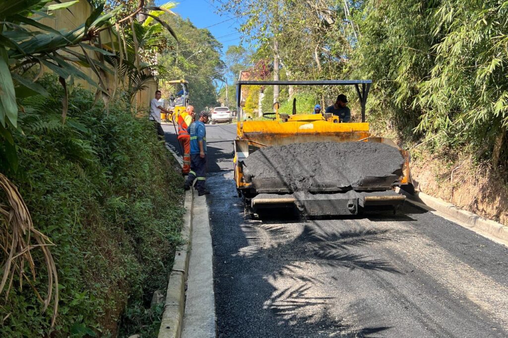 Prefeita Penha Fumagalli vistoria obra de pavimentação da Rua Campos Sales, no Parque do Governador