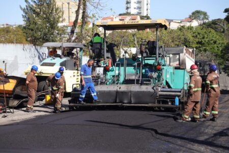 Rua Nova moderniza via de paralelepípedo na Vila Pires, em Santo André