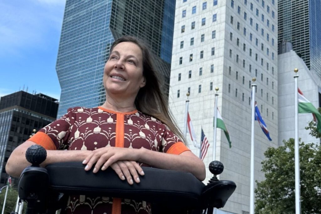 Senadora Mara Gabrilli em frente a sede da ONU em Nova Iorque