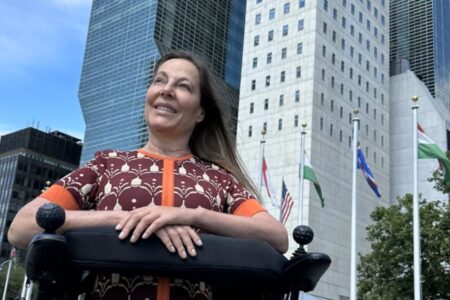 Senadora Mara Gabrilli em frente a sede da ONU em Nova Iorque