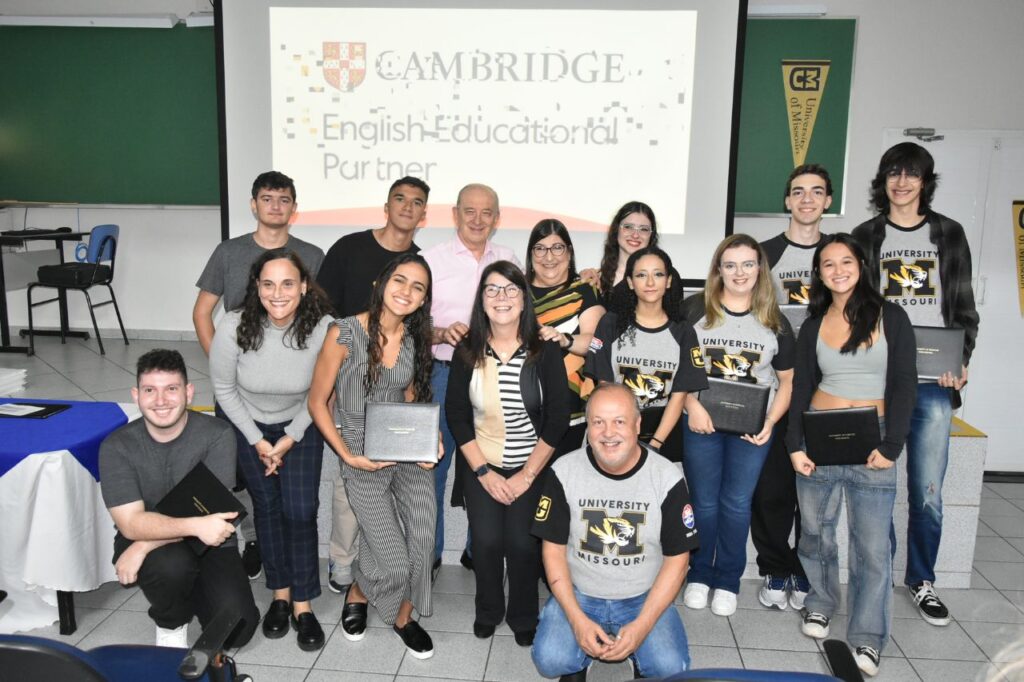 Singular Language Center faz entrega de diplomas e certificados para alunos