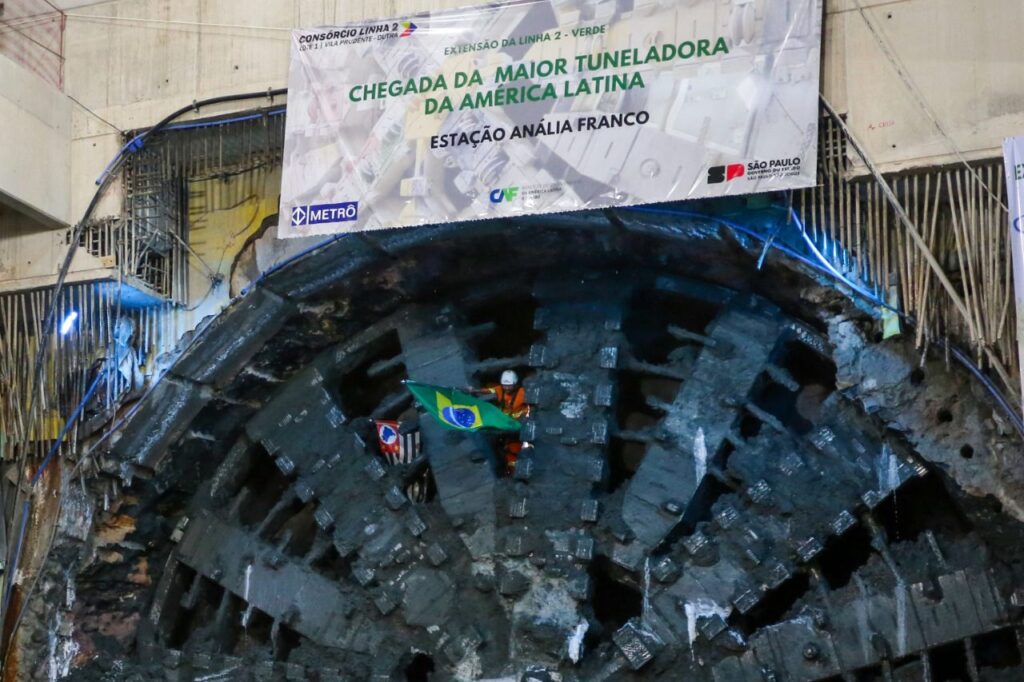 Tatuzão da Linha 2-Verde chega à estação Anália Franco