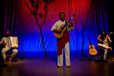 Teatro Santos Dumont recebe espetáculo cênico-musical 'Lugar Sentido' com entrada gratuita 