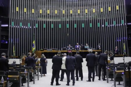 Texto que permite Mesa da Câmara suspender deputado será votado hoje