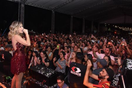 Wanessa Camargo encerra segundo dia do Arraial Solidário de Santo André