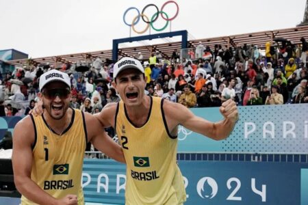 André e George sobram na estreia do vôlei de praia em Paris 2024