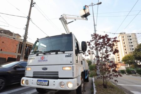 Banho de Luz avança pela Avenida Antônio Cardoso e Rua Oratório, em Santo André