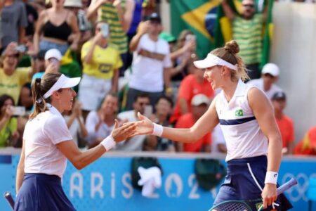 Bia Haddad e Luisa Stefani estreiam parceria com vitória nos Jogos de Paris