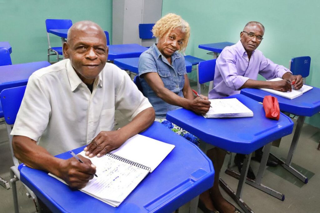 Educação de Jovens e Adultos traz benefícios para idosos de Diadema