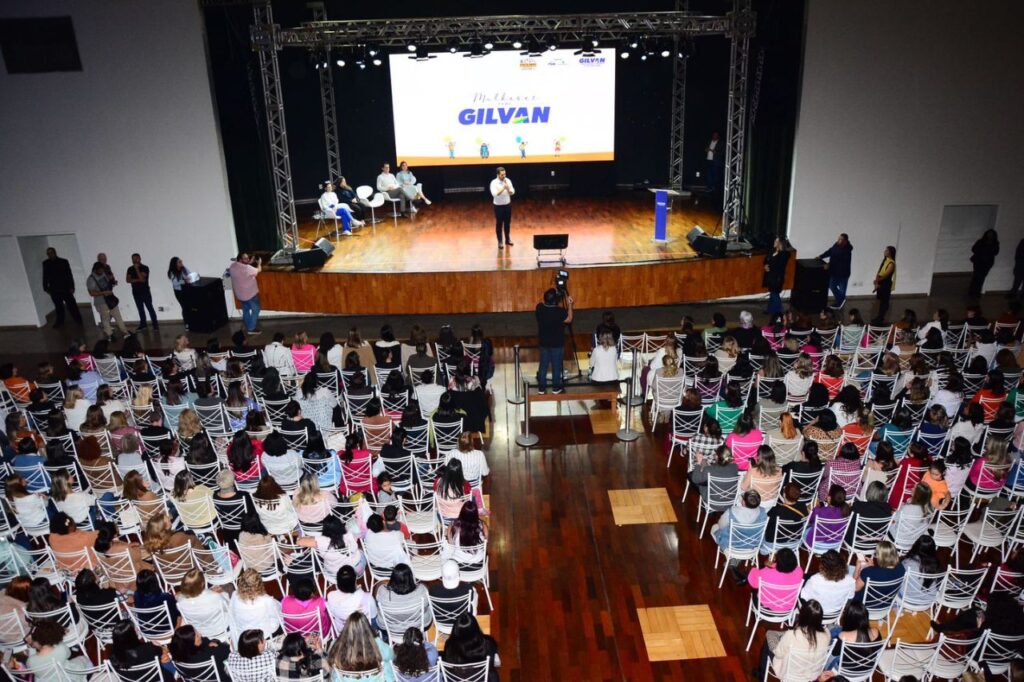 Gilvan e Ana Carolina Serra fazem reunião com 800 mulheres e coletam contribuições para o plano de governo