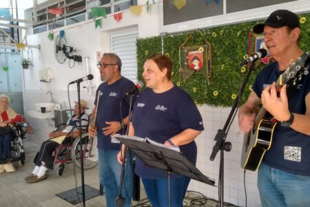 Instituições para idosos em São Caetano recebem apresentações com música ao vivo 