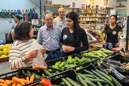 No comércio do Independência, Flávia Morando fala em fortalecer economia sem elevar tributos 