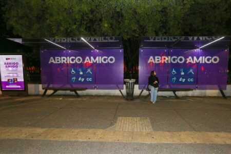 Abrigo Amigo chamados em pontos de ônibus crescem até 78% aos domingos