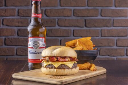 Cerveja, música e petiscos a combinação perfeita para celebrar o Dia Internacional da Cerveja